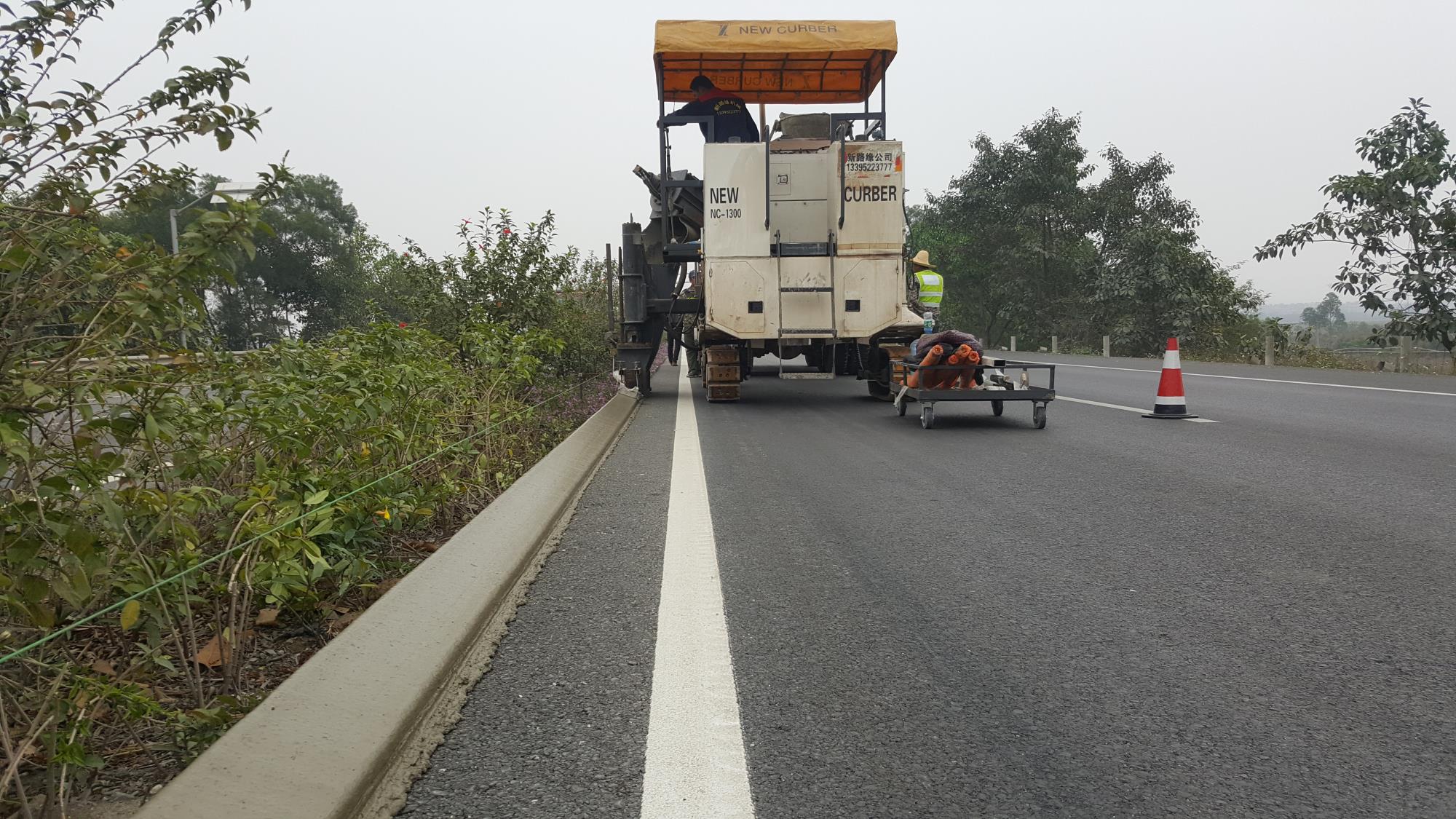 廣西道路施工案例分享——NC1300滑模攤鋪機